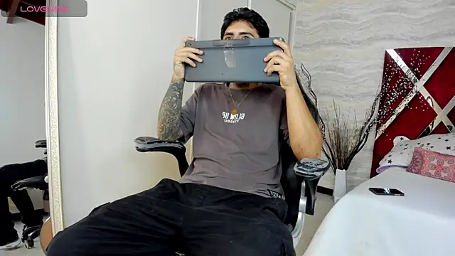 Snapshot of JamesDeker chatting on 10-30-25, 08:31 JamesDeker online show from 10-30-25, 08:31