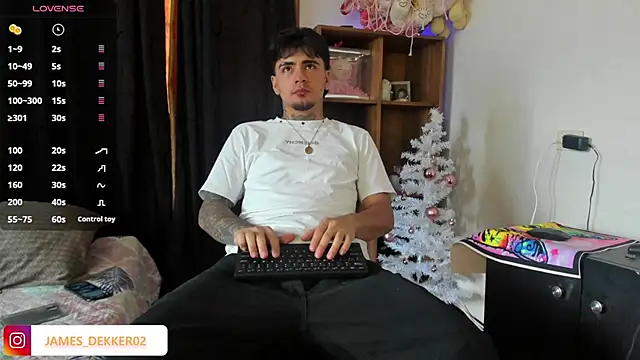 Snapshot of JamesDeker chatting on 11-18-25, 06:56 JamesDeker online show from 11-18-25, 06:56