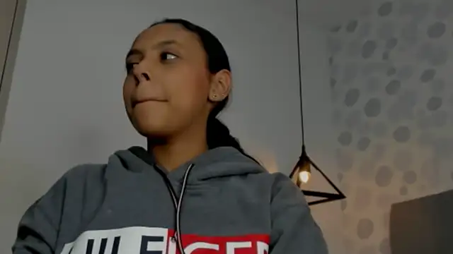 sophiasweet  1 online show from 12-15-25, 01:59