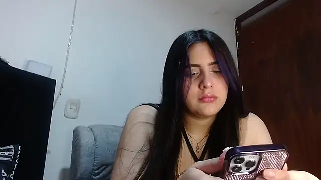 Snapshot of Electraweb_09 chatting on 10-29-25, 04:09 Electraweb 09 online show from 10-29-25, 04:09