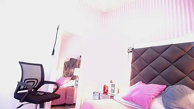 Snapshot of ViictoriaJones_ chatting on 10-17-25, 01:14 ViictoriaJones online show from 10-17-25, 01:14