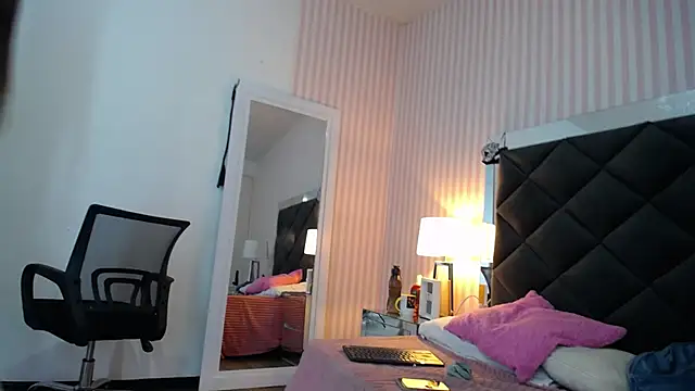 Snapshot of ViictoriaJones_ chatting on 10-18-25, 12:50 ViictoriaJones online show from 10-18-25, 12:50