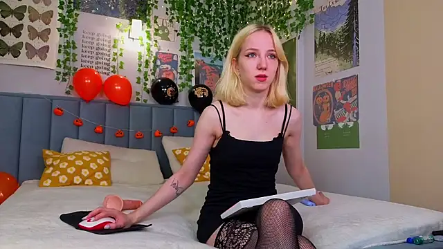 Snapshot of EmmaNovak chatting on 10-22-25, 12:27 EmmaNovak online show from 10-22-25, 12:27