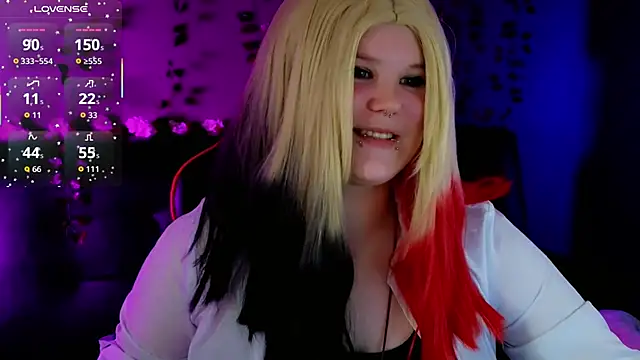 Snapshot of fillisfox_ chatting on 10-08-25, 04:04 fillisfox  online show from 10-08-25, 04:04