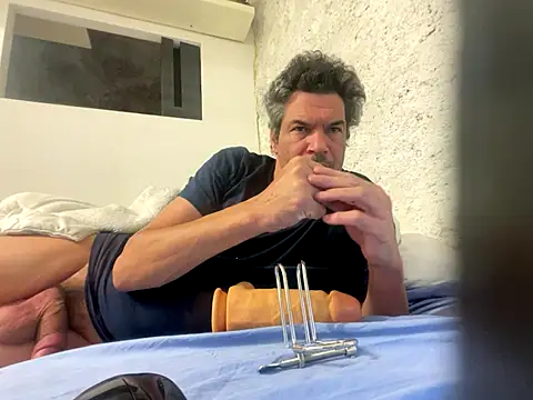 Snapshot of twitshe chatting on 10-30-25, 12:23 twitshe online show from 10-30-25, 12:23