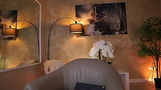 EllieRedd online show from 11-23-25, 05:18