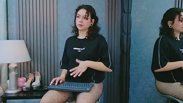 Snapshot of AtheneaCross chatting on 11-29-25, 08:01 AtheneaCross online show from 11-29-25, 08:01