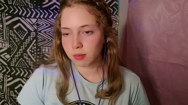 Snapshot of Natalia_novna chatting on 10-25-25, 11:43 Natalia novna online show from 10-25-25, 11:43