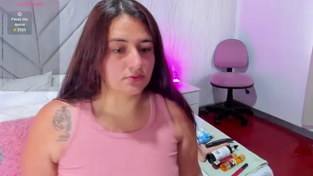 Snapshot of Victoria_Guzman chatting on 10-27-25, 04:11 Victoria Guzman online show from 10-27-25, 04:11