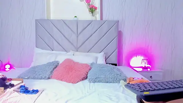 Snapshot of Victoria_Guzman chatting on 11-04-25, 04:17 Victoria Guzman online show from 11-04-25, 04:17