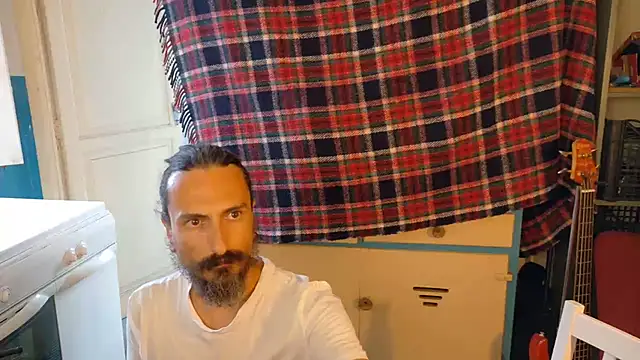 Snapshot of Mrkurt86 chatting on 07-09-26, 04:33 Mrkurt86 online show from 07-09-26, 04:33