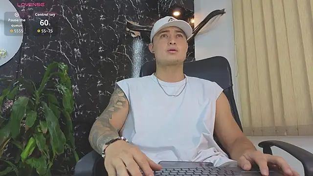 Snapshot of Alexander_ferre chatting on 05-13-26, 12:35 Alexander ferre online show from 05-13-26, 12:35