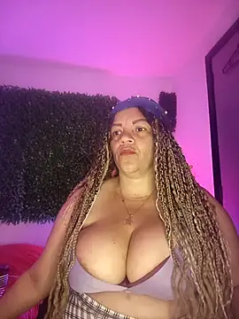 Snapshot of Eva_Luxei chatting on 10-21-25, 12:06 Eva Luxei online show from 10-21-25, 12:06