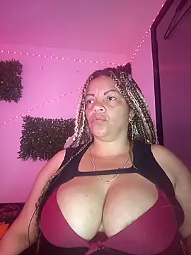 Snapshot of Eva_Luxei chatting on 12-15-25, 08:18 Eva Luxei online show from 12-15-25, 08:18