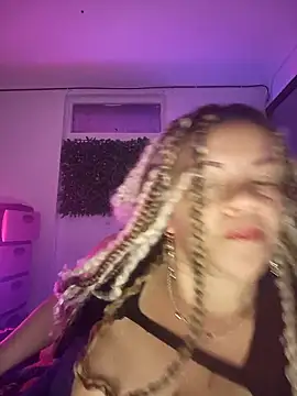 Snapshot of Eva_Luxei chatting on 12-16-25, 05:01 Eva Luxei online show from 12-16-25, 05:01