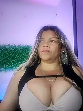 Snapshot of Eva_Luxei chatting on 01-17-26, 09:03 Eva Luxei online show from 01-17-26, 09:03