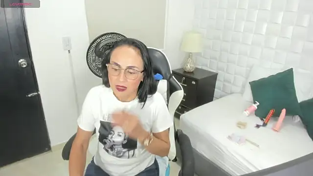 yulitza1025 online show from 02-10-26, 12:09