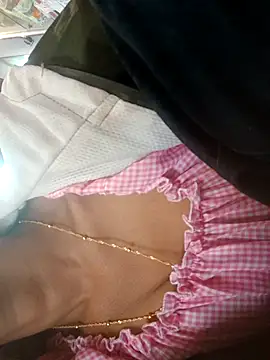 Snapshot of hotshreya69 chatting on 11-12-25, 09:32 hotshreya69 online show from 11-12-25, 09:32