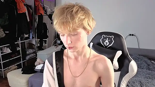 Snapshot of Your_avatar chatting on 10-23-25, 11:57 Your avatar online show from 10-23-25, 11:57