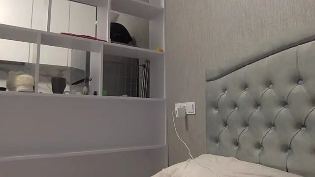 angelina sunshine online show from 10-31-25, 01:06