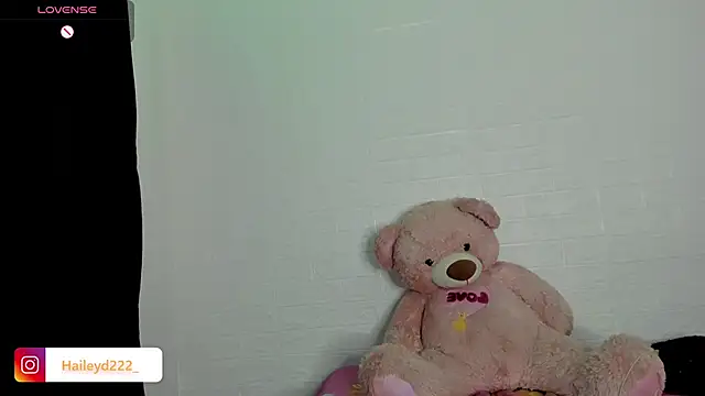 Snapshot of HaileyDuke chatting on 04-28-26, 02:27 HaileyDuke online show from 04-28-26, 02:27