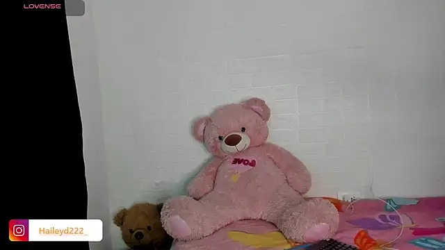 Snapshot of HaileyDuke chatting on 06-03-26, 02:25 HaileyDuke online show from 06-03-26, 02:25