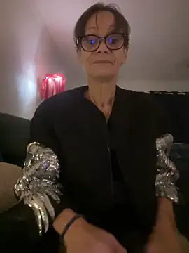 Snapshot of Chris06d22@xh chatting on 11-28-25, 08:33 Chris06d22xh online show from 11-28-25, 08:33