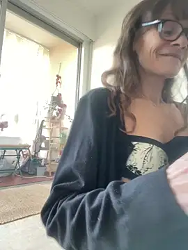 Snapshot of Chris06d22@xh chatting on 11-29-25, 02:20 Chris06d22xh online show from 11-29-25, 02:20