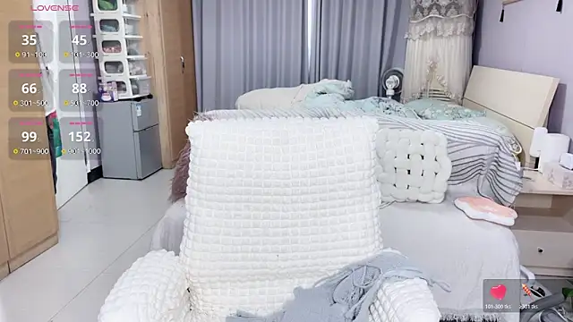 Snapshot of Y2Luvk chatting on 10-24-25, 01:24 Y2Luvk online show from 10-24-25, 01:24