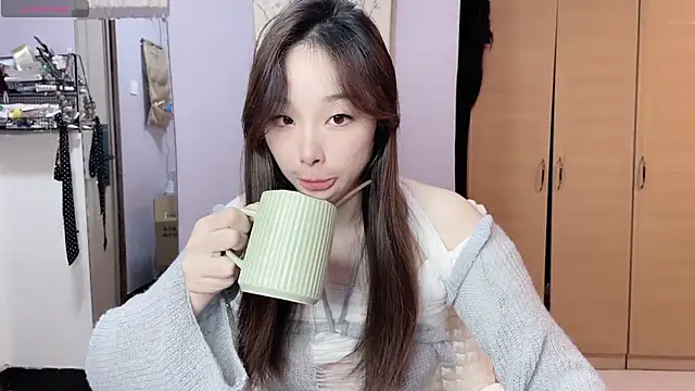 Snapshot of Y2Luvk chatting on 11-10-25, 09:25 Y2Luvk online show from 11-10-25, 09:25