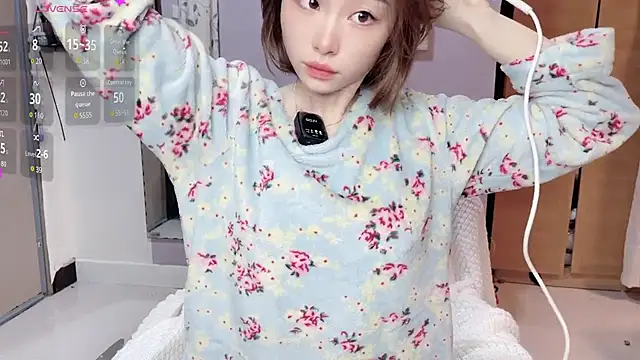 Snapshot of Y2Luvk chatting on 12-13-25, 09:09 Y2Luvk online show from 12-13-25, 09:09