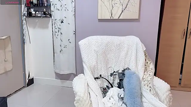 Snapshot of Y2Luvk chatting on 12-17-25, 09:43 Y2Luvk online show from 12-17-25, 09:43