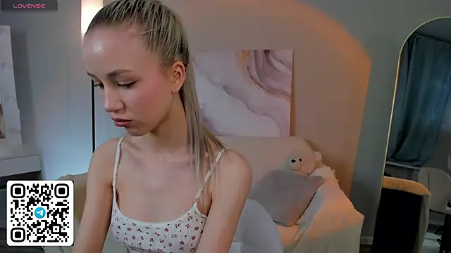 Snapshot of Anellyball chatting on 02-18-26, 10:44 Anellyball online show from 02-18-26, 10:44