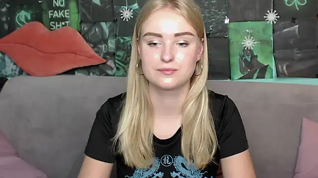 Snapshot of SofySofty chatting on 09-12-25, 05:02 SofySofty online show from 09-12-25, 05:02