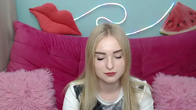 Snapshot of SofySofty chatting on 11-18-25, 05:45 SofySofty online show from 11-18-25, 05:45