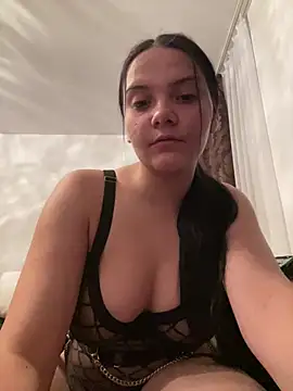Snapshot of Selena_y chatting on 05-28-26, 08:39 Selena y online show from 05-28-26, 08:39
