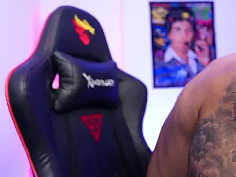 Snapshot of logan_hugh8 chatting on 11-23-25, 02:22 logan hugh8 online show from 11-23-25, 02:22