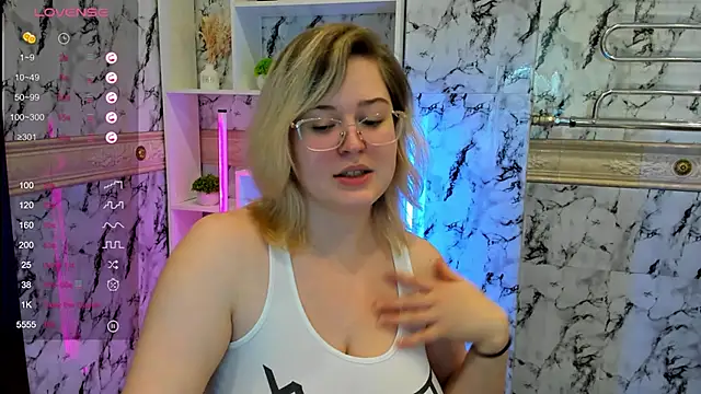 Snapshot of HelenHartt chatting on 10-16-25, 02:34 HelenHartt online show from 10-16-25, 02:34