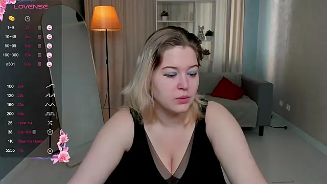 Snapshot of HelenHartt chatting on 10-20-25, 01:39 HelenHartt online show from 10-20-25, 01:39