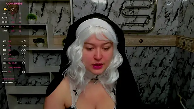 Snapshot of HelenHartt chatting on 10-28-25, 01:53 HelenHartt online show from 10-28-25, 01:53