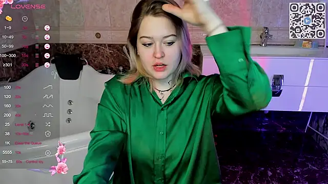 Snapshot of HelenHartt chatting on 11-16-25, 01:55 HelenHartt online show from 11-16-25, 01:55