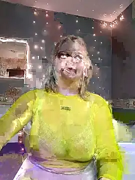 Snapshot of HelenHartt chatting on 12-19-25, 01:45 HelenHartt online show from 12-19-25, 01:45