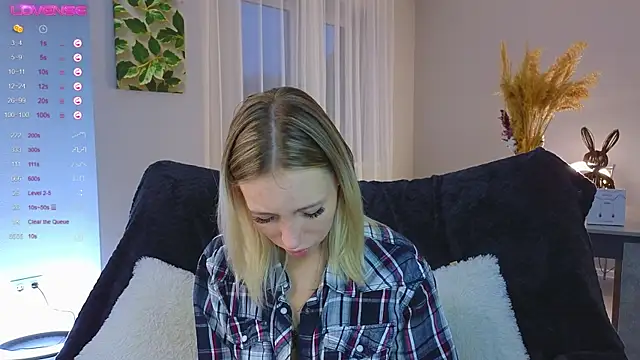 NyxaThorn online show from 10-17-25, 02:41