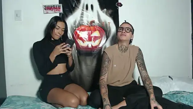 Snapshot of ParisAndVi chatting on 10-29-25, 02:03 ParisAndVi online show from 10-29-25, 02:03