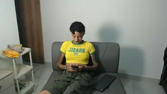 Snapshot of ParisAndVi chatting on 11-28-25, 02:14 ParisAndVi online show from 11-28-25, 02:14