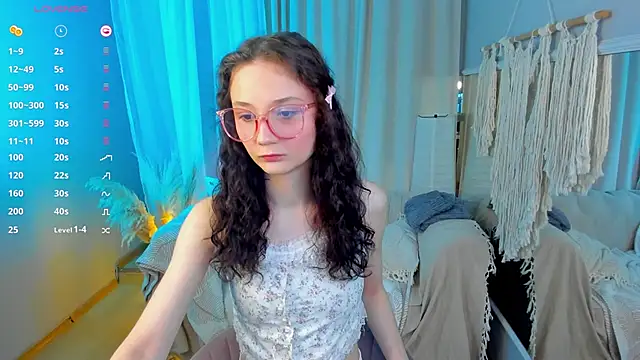 Snapshot of MilliMouse chatting on 10-11-25, 06:17 MilliMouse online show from 10-11-25, 06:17