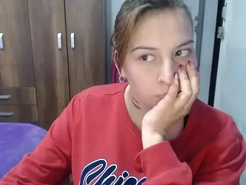 Snapshot of cloequeen15 chatting on 10-09-25, 06:50 cloequeen15 online show from 10-09-25, 06:50