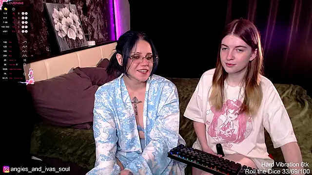 Snapshot of Threesomebabes chatting on 09-29-25, 11:15 Threesomebabes online show from 09-29-25, 11:15