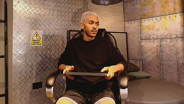 Snapshot of MarcusRain_ chatting on 09-26-25, 04:05 MarcusRain online show from 09-26-25, 04:05