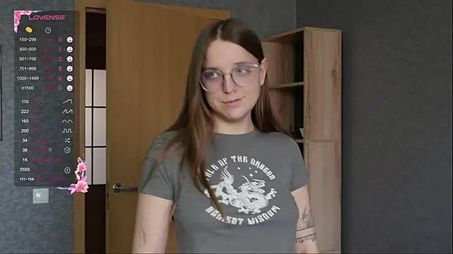 Snapshot of Violetwin chatting on 05-20-26, 10:32 Violetwin online show from 05-20-26, 10:32